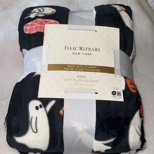 Isaac Mizrahi Halloween ghost dogs 102 x 86 King blanket
🐕🐕‍🦺👻👻